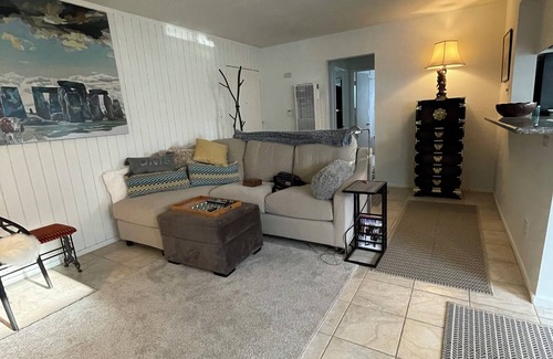 Huntington Beach Apartment | Downtown Huntington Beach Fun, Quiet 4 blocks from the ocean