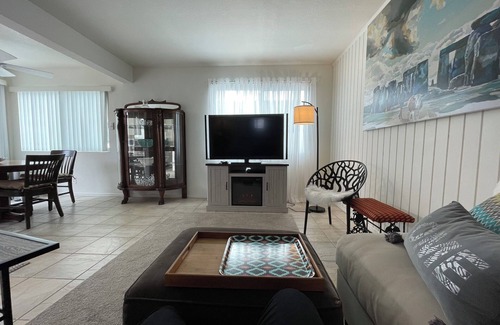 Huntington Beach Apartment | Downtown Huntington Beach Fun, Quiet 4 blocks from the ocean