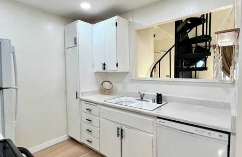 Huntington Beach Condo | Downtown Huntington Beach! LOCATION! CLOSE TO THE BEACH!