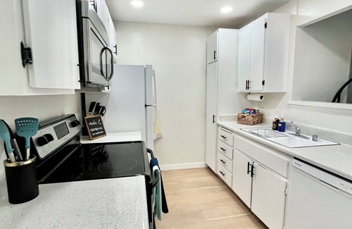 Huntington Beach Condo | Downtown Huntington Beach! LOCATION! CLOSE TO THE BEACH!