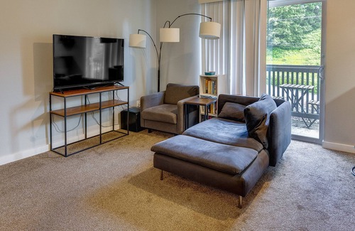 Kenmore Condo | Downtown Kenmore Condo, 14 Mi to Seattle!