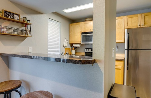 Kenmore Condo | Downtown Kenmore Condo, 14 Mi to Seattle!