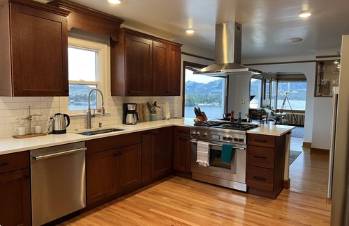 Ketchikan House | Downtown Ketchikan Large Home with Amazing Views & Quick Walk to Town