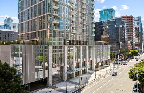 Financial District Apartment | Downtown LA 1 BR w/Office by Anyplace - 11662