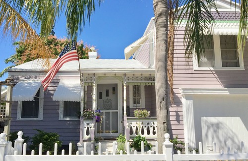 Parrot Cove Apartment | DOWNTOWN LAVENDER HOUSE LUXE STUDIO PARROT COVE WALK TO BEACH BARS DINING MORE