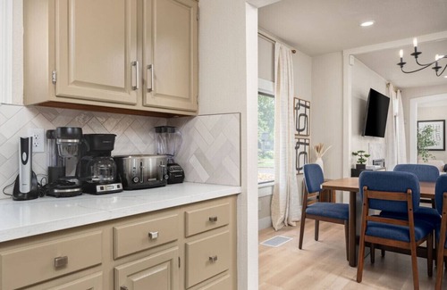 Lodi House | Downtown Lodi l 5 Bedrooms Sleeps 10 l Renovated