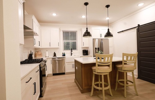 South Pensacola House | Downtown Luxurious Home - New Construction, Minutes to the Beaches, Sleeps 8