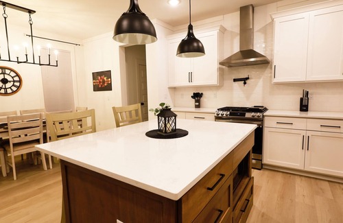South Pensacola House | Downtown Luxurious Home - New Construction, Minutes to the Beaches, Sleeps 8