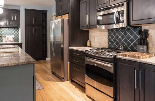 Eureka Springs Historic District Condo | Downtown luxury, full amenities with parking