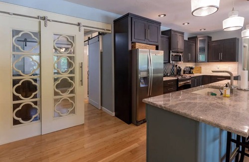 Eureka Springs Historic District Condo | Downtown luxury, full amenities with parking