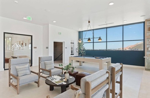 Downtown Salt Lake City Apartment | Downtown Luxury 1BD- Pool/Spa/Bowl/Golf/Gym/Parkng