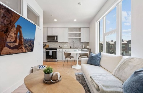 Downtown Salt Lake City Apartment | Downtown Luxury 1BD- Pool/Spa/Bowl/Golf/Gym/Parkng