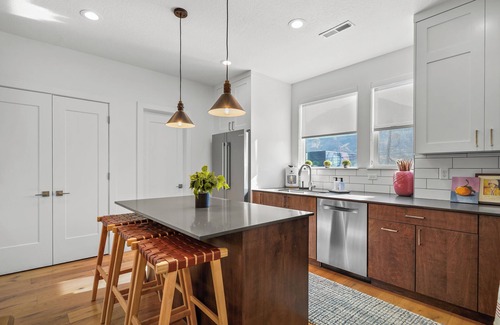 Joaquin House | Downtown Modern 3-Bed Townhome with Bright, Upgraded Interiors & Books to read