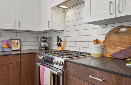 Joaquin House | Downtown Modern 3-Bed Townhome with Bright, Upgraded Interiors & Books to read