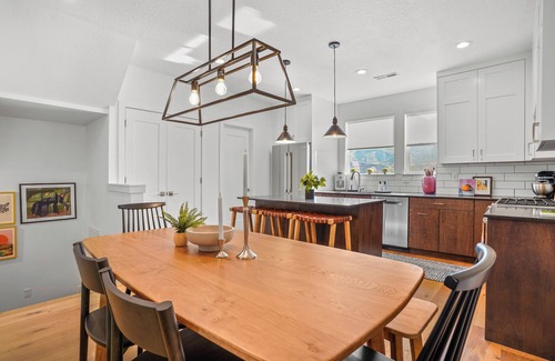 Joaquin House | Downtown Modern 3-Bed Townhome with Bright, Upgraded Interiors & Books to read