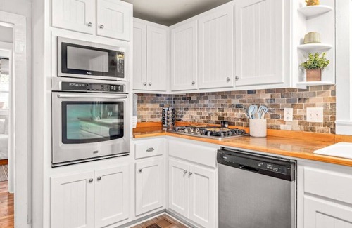 Buford Cottage | Downtown, Near Train, Shops & Eats, Thanksgiving