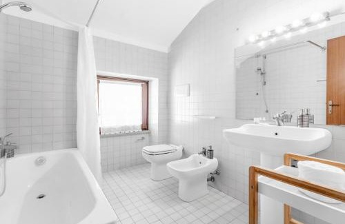 Peschiera del Garda City Centre Apartment | Downtown Peschiera, Easy Home with Wi-Fi and parking