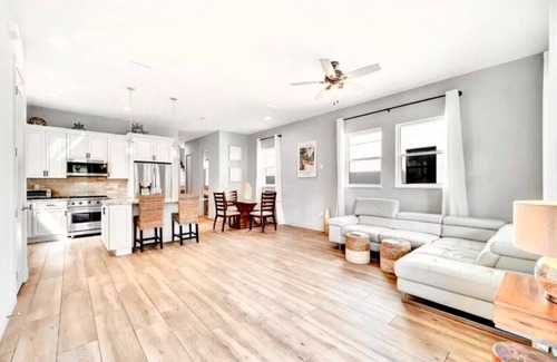 Gillespie Park Apartment | Downtown, Pets, 2-Car Garage, Beach & St. Armands