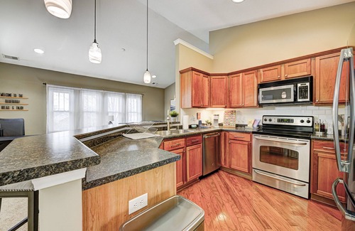 Kennedy King Condo | Downtown retreat 5mins to Bottleworks and Mass Ave w/Garage