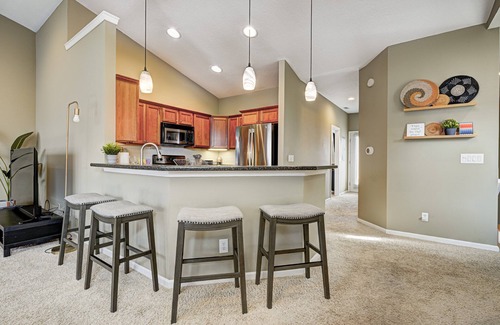 Kennedy King Condo | Downtown retreat 5mins to Bottleworks and Mass Ave w/Garage