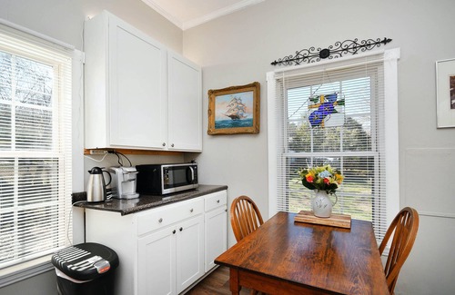 Dunean House | ✨Downtown Retreat 🏡 Minutes from Main Street, with Fenced in Backyard ✨ n