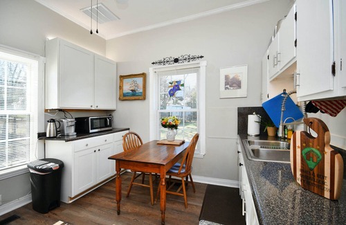 Dunean House | ✨Downtown Retreat 🏡 Minutes from Main Street, with Fenced in Backyard ✨ n