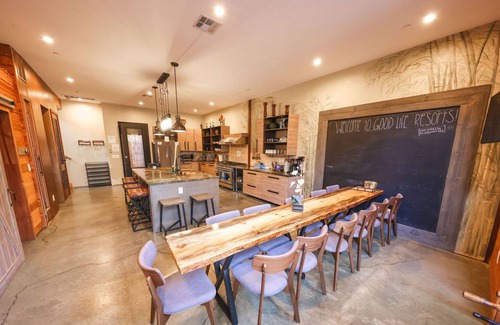 Logan Heights House | Downtown Retreats * Bamboo Loft * 3 houses *5 cars