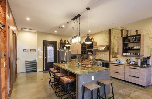 Logan Heights House | Downtown Retreats * Bamboo Loft * 3 houses *5 cars