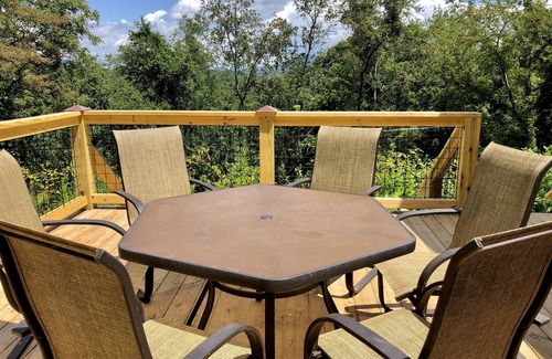 Waynesville House | ★ Downtown Rustic Mid-Century Cottage w/views ★