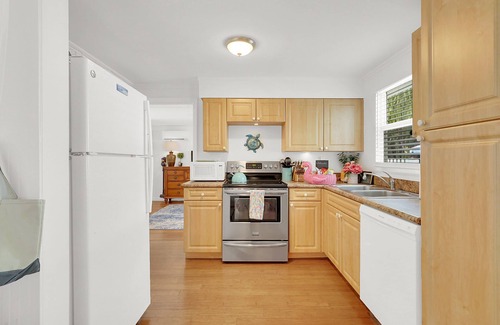Delray Beach Cottage | Downtown Tropical Oasis- heated Pool/Private fenced yard/New Spa Inspired Bath