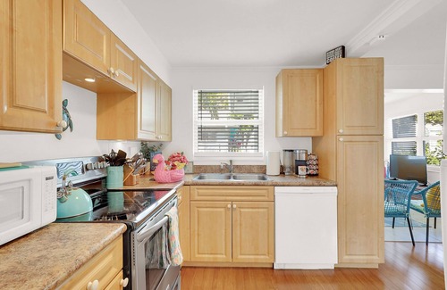 Delray Beach Cottage | Downtown Tropical Oasis- heated Pool/Private fenced yard/New Spa Inspired Bath