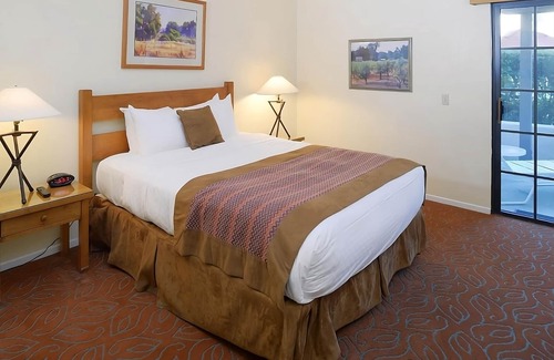 San Diego Country Estates Hotel | Downtown Vacation! Four Great Units, Pool, Parking, Near Mt. Woodson Golf Club