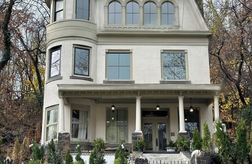 Oakland House | Downtown Victorian Mansion