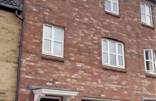 Stoke Gifford House | Dragonfly Abodes 4-Bed Sleeps 9 for teams in Bristol Near MoD + Parking