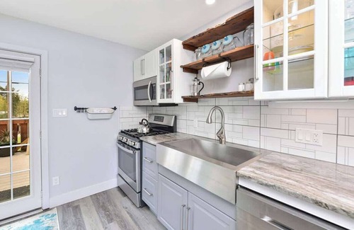 Regional District of Nanaimo House | Dragonfly Cottage Oceanview with Hot Tub