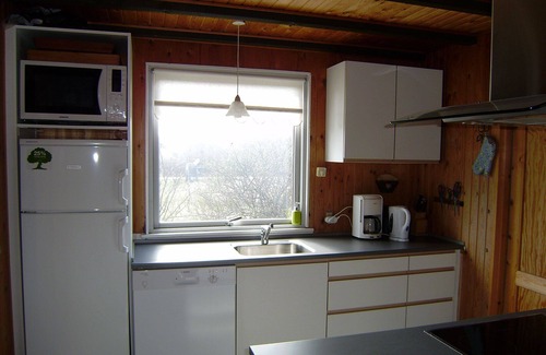 Morsø Municipality House | Dragstrup Vig. 130 m2 wooden holiday cottage w/thatchroof. 100m. to the beach.