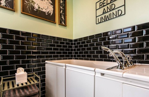 Dubuque Apartment | Drake House Family: Main St Market View Suite 3
