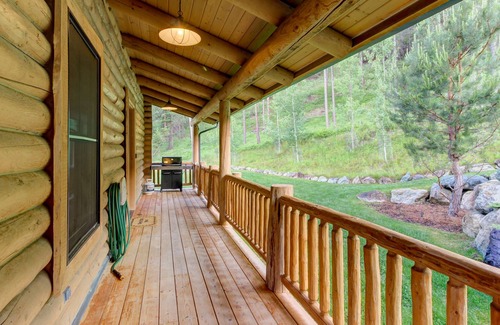 Lakeside Cabin | Dramatic Montana lodge with gourmet kitchen, private studio & game room