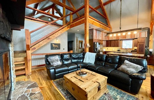 Lead House | DREAM CABIN IDEAL FOR FAMILIES OR LARGE GROUPS ~ Game Room, Hot Tub, ON Trails!