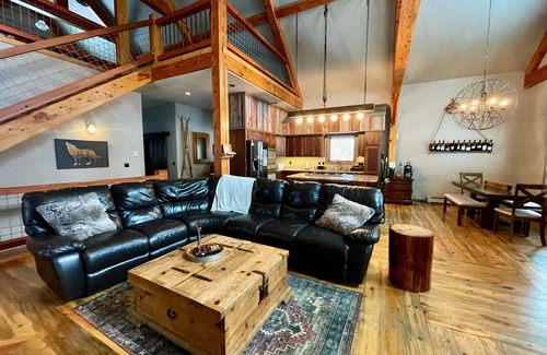 Lead House | DREAM CABIN IDEAL FOR FAMILIES OR LARGE GROUPS ~ Game Room, Hot Tub, ON Trails!