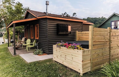 Bellevue Cabin | Dream Maker | River Cabin+ Hot Tub w/TV+ Pickleball