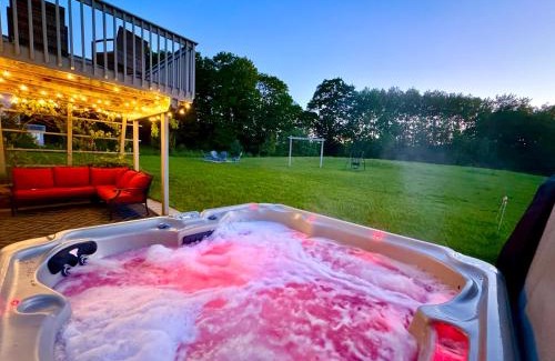 Traverse City Villa | Dream Palace with HOT TUB-Game Room-Fire Pit-5BR-3BA