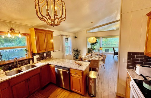 Bella Vista Cabin | Dreamy Days Lake Front Cabin, on the water/on the trails!