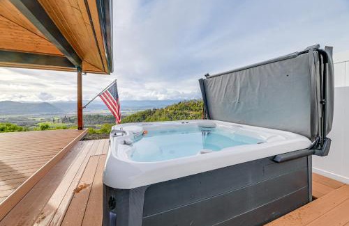 Roseburg House | Dreamy Hilltop View Roseburg Retreat with Hot Tub!