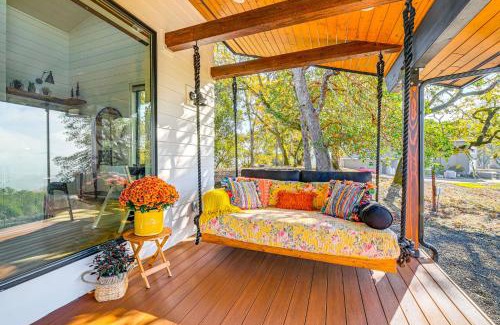 Roseburg House | Dreamy Hilltop View Roseburg Retreat with Hot Tub!