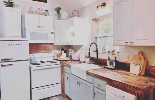 Sylacauga Cottage | Dreamy Lakefront Cottage on Lay Lake