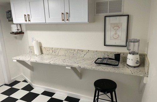 Kerns Apartment | Dreamy Laurelhurst Neighborhood Basement Apartment Extremely Walkable