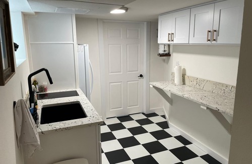 Kerns Apartment | Dreamy Laurelhurst Neighborhood Basement Apartment Extremely Walkable