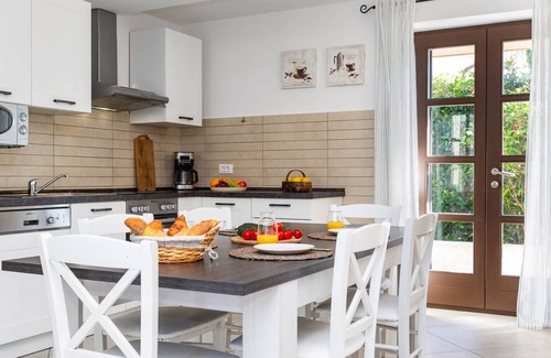 Liznjan Villa | Dreamy place Zahara surrounded by lovely greenery and Mediterranean herbs