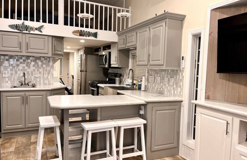 Sandbridge Cottage | Dreamy Sunsets! Waterfront-Pet Friendly-Pickleball!